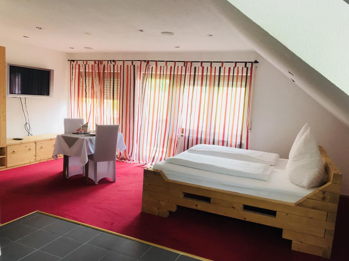 Hotel Gasthof Zum Lowen Wiechs am Randen Exterior photo
